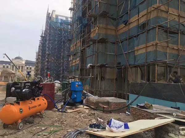 硬質(zhì)泡沫聚氨酯外墻保溫發(fā)泡機設(shè)備案例