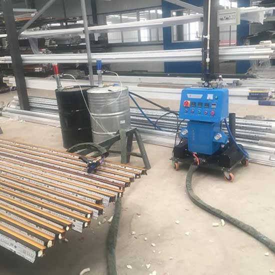 Q2600D斷橋鋁聚氨酯灌注發(fā)泡機(jī)器