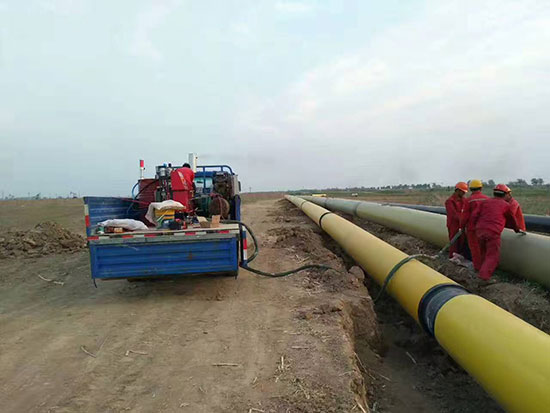 熱力管道灌注聚氨酯噴涂發泡現場