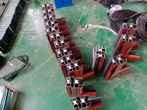 Q2600D發泡機鋁型材填充聚氨酯