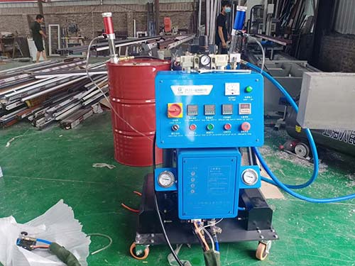 濟南九旭斷橋鋁填充物聚氨酯噴涂機案例