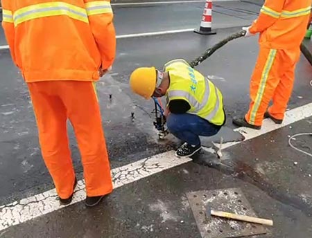 高壓注漿機(jī)路基灌縫加固施工