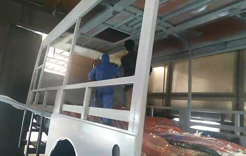 汽車大巴車涂裝中聚氨酯發泡保溫 汽車大巴車涂裝中聚氨酯發泡保溫